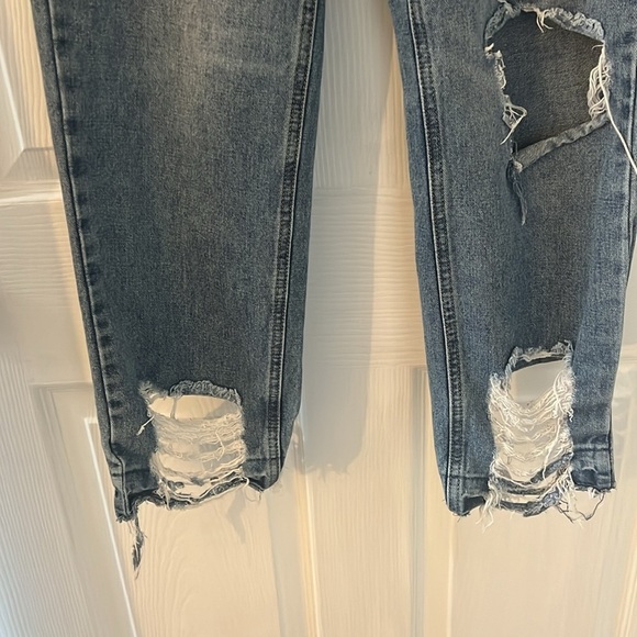 Almost Famous Jeans Size 1 - Picture 4 of 6